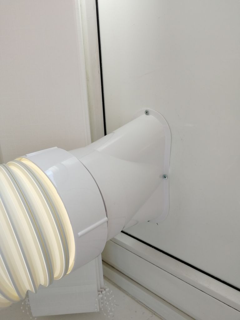 Mobilní klimatizace SAKURA, chladící výkon 4,5 KW, detail flexibilní hadice pro odvedení teplého vzduchu z místnosti.