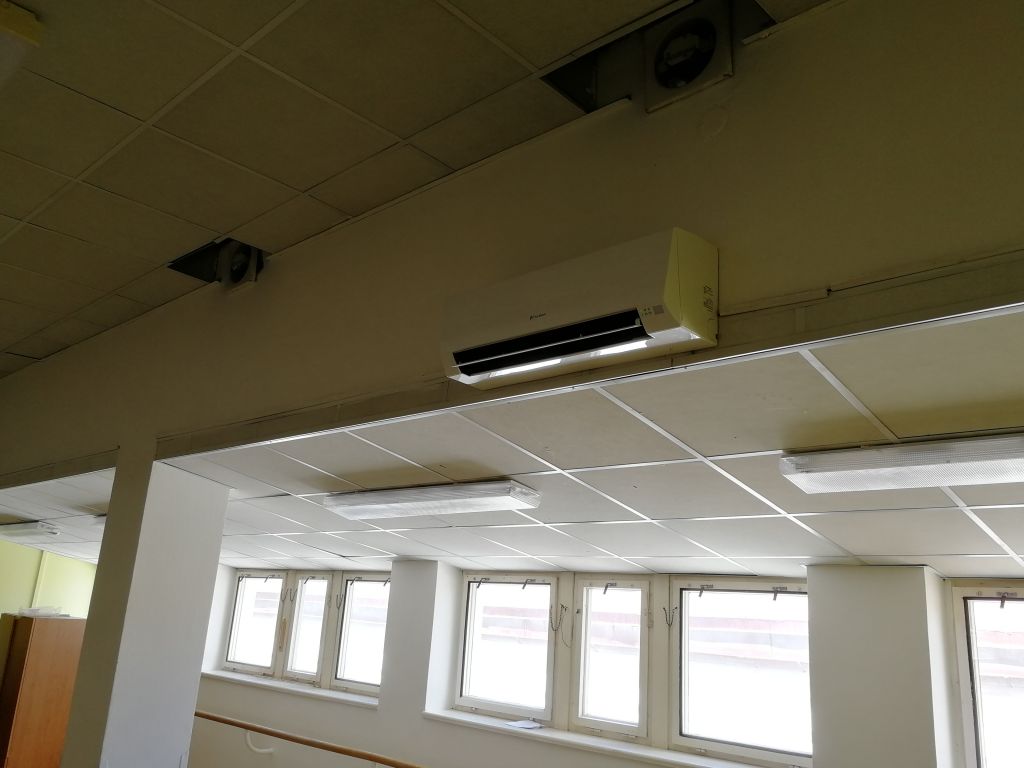 klimatizace FUJI - vnitřní jednotka - klimatizování sálu