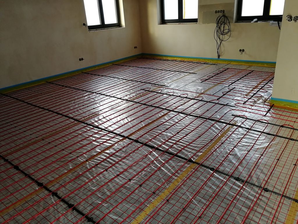 Elektrické podlahové vytápění - Topné kabely Deviflex 10 T (výkon 10 W/m) instalováno cca 70/m2