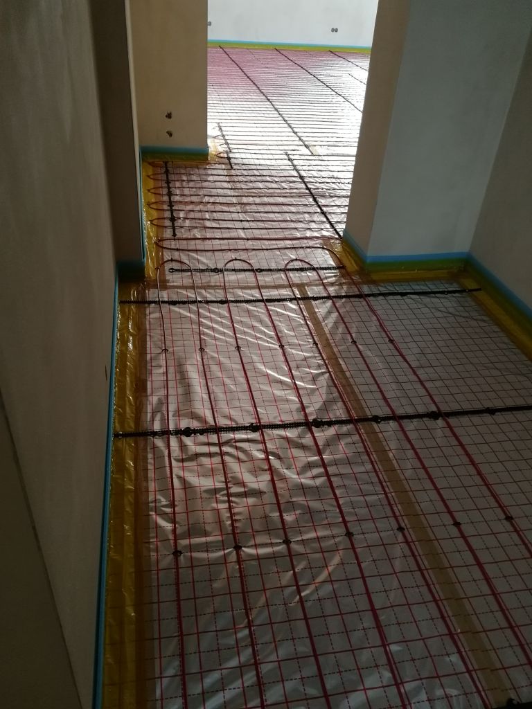 Elektrické podlahové vytápění - Topné kabely Deviflex 10 T (výkon 10 W/m) instalováno cca 70/m2
