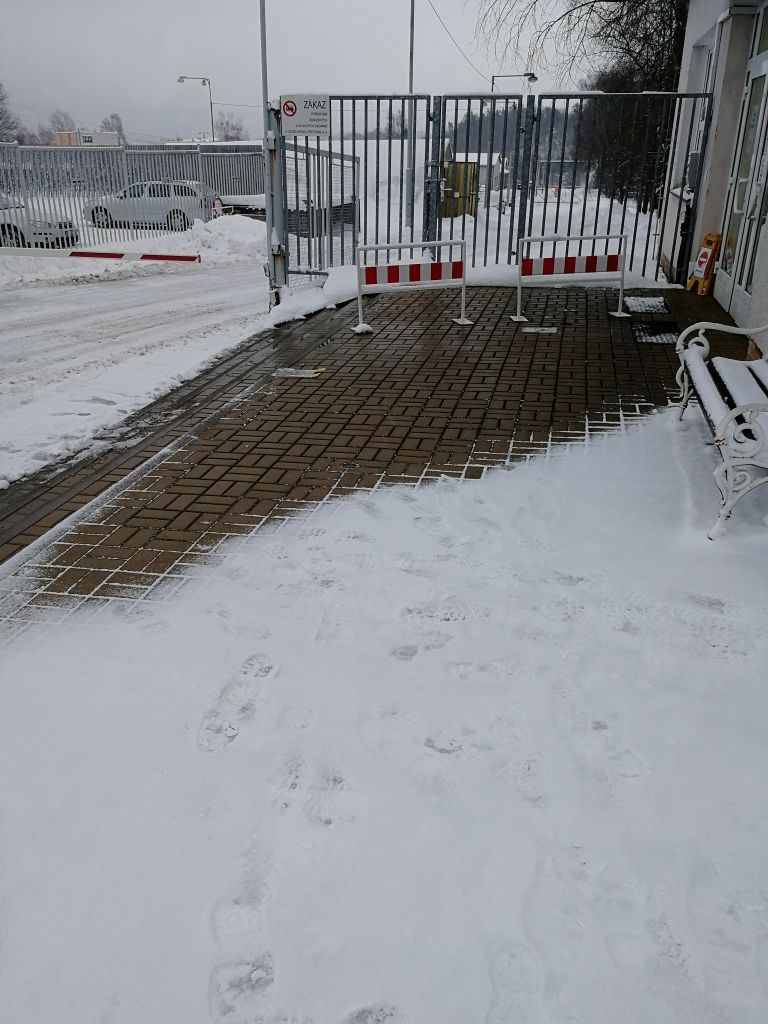 Topné kabely Devifsafe s výkonem 30W/m (instalovaný výkon do plochy je 300 W/m2) jsou instalovány pod zámkovou dlažbou - vchod do budovy za  účelem roztápění sněhu.