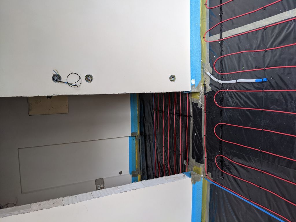 Topné kabely Deviflex 18T instalované na tepelné izolaci s folií. Instalovaný výkon v podlaze činí cca 120W/m2. Topné kabely budou regulované elektronickými termostaty s časovačem - Devireg TOUCH.