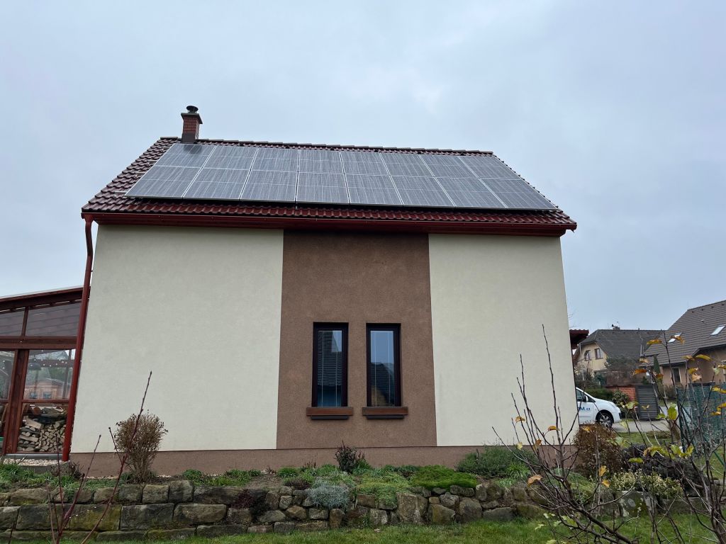 Fotovoltaická elektrárna DRAŽICE. Instalovány solární panely LONGI 455 Wp na střešní krytinu BRAMAC