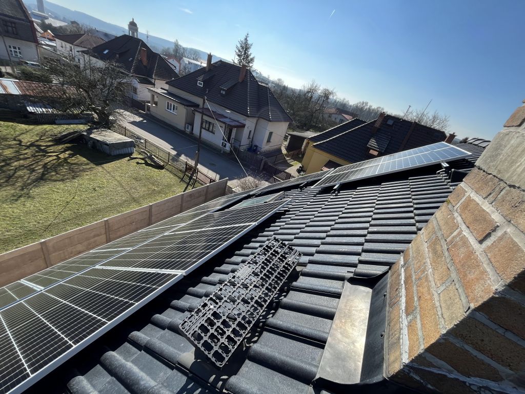 Montáž fotovoltaických panelů na krytinu Bramac