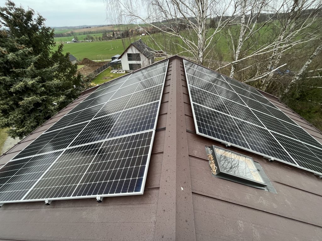 Montáž fotovoltaických panelů LONGI 450 Wp na střechu - falcovaný plech