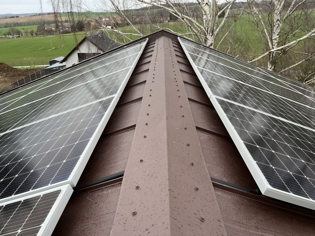 Montáž fotovoltaických panelů LONGI 450 Wp na střechu - falcovaný plech