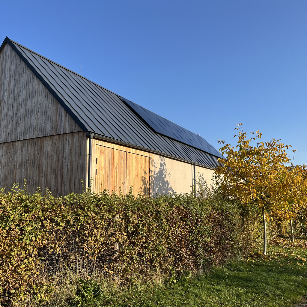 Solární panel Longi 430W celočerný na střešní krytině Satjam