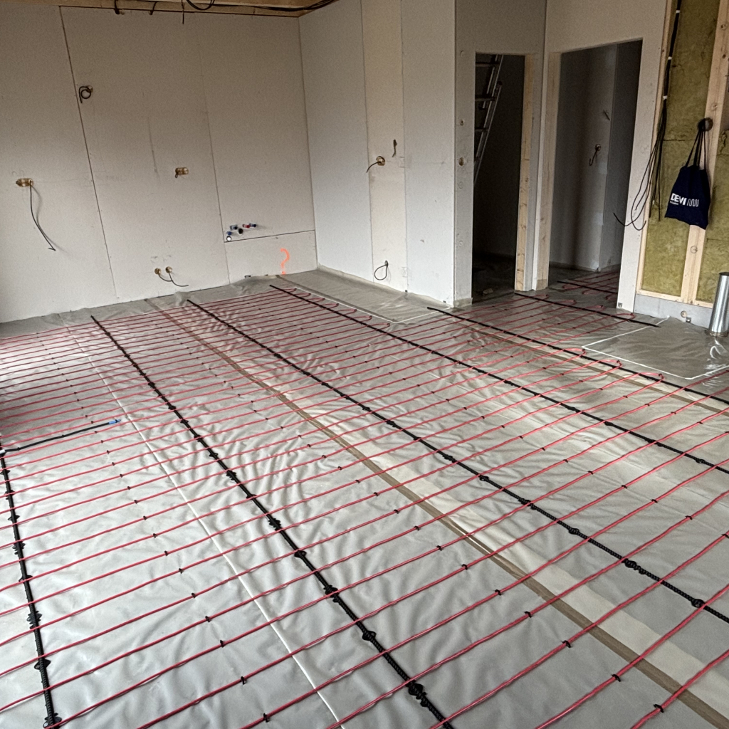 Topný kabely Deviflex 10T (10Wm) instalovaný s výkonem cca 70Wm2 pro hlavní vytápění objektu